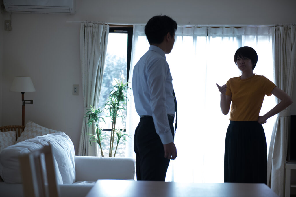 喧嘩している夫婦の画像