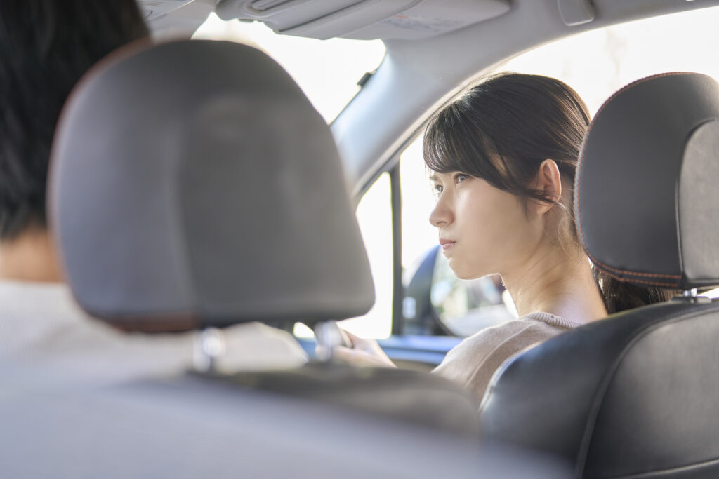 車に乗っている女性の画像