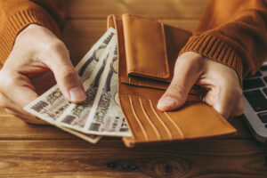 財布からお金を出す人
