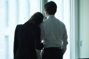 男女が寄り添っている画像