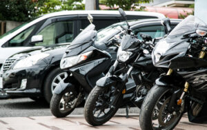 車とバイクの画像